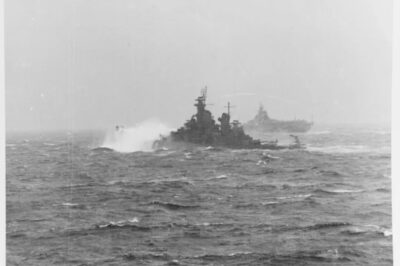 Caught in Nature’s Fury: The Untold Story of the USS New Jersey Battling a Devastating Pacific Storm—Incredible Real Photo Shows Powerful Battleship Surviving Against All Odds with USS Hancock in Tow! How Did This Legendary Iowa-Class Warship Endure Such Deadly Conditions?