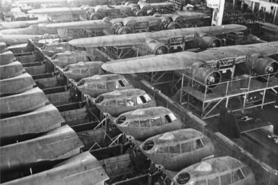 A Glimpse into the War Machine: How the “Flying Pencil” Was Forged in 1940 Germany. This is not just a plane; it’s a testament to the industrial might and strategic desperation of the Nazi regime, revealing the intricate assembly of its most iconic twin-engine bomber before its fateful encounters in the skies over Britain.