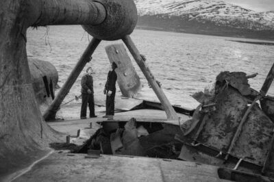 After the Bombs Fell: The Untold Story Behind Tirpitz’s Final Days—German Sailors Stand in Awe at the Damaged Propeller Shaft as RAF Bombardment in 1945 Damns the “Unsinkable” Battleship. What Secrets Were Exposed on Deck, and How Did This Catastrophe Change the Fate of the Kriegsmarine Forever?