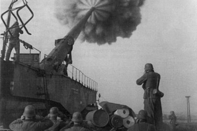 “Witness the Raw Power: The Untold Story of Germany’s 28-cm-Kanone 5 (Krupp K5) Super Railway Gun Unleashing Devastation in 1944—Rare Photos and Insider Secrets Reveal Its Deadly Impact!”