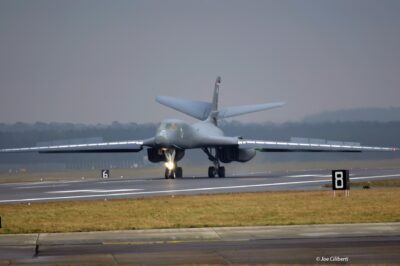 Shocking Close Call: B-1B ‘The Bone’ 86-0115’s Terrifying Emergency Landing — See How Desperate Pilots Risked Everything to Stop the Jet After Hydraulic Failure Forced a Dramatic Diversion to Mildenhall in 2009, Despite Its Earlier Retirement to AMARC!