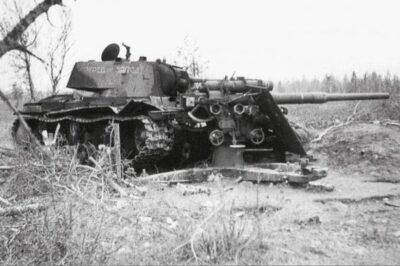 Shocking WWII Scene: Soviet KV-8 Flamethrower Tank Obliterated After Ramming German Gun—Turret Branded With Defiant Slogan “Forward to the West,” The Mysterious Fate of 500th Flamethrower Battalion Uncovered on the Volkhov Front, 1942!