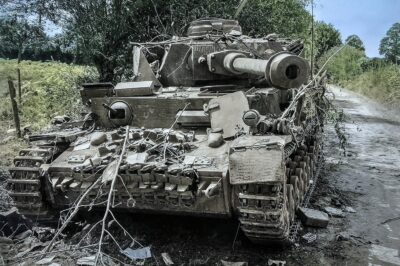 Devastating Image of War! The Panzer IV Ausf. J, Destroyed in Normandy, 1944—Captured in Its Final Moments, This Legendary Tank Was the Last and Most Produced Variant, But What Led to Its Defeat on the Bloody Battlefields of Normandy? The Untold Story of a War Machine’s Last Stand!