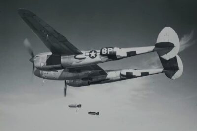 As Luftwaffe resistance weakened late in the war, P-38 Lightnings increasingly flew as high-altitude bombers. Missions were coordinated with a special “Droopsnoot” variant carrying a bombardier in a glass nose. The Droopsnoot could guide formations of up to 40 P-38s, turning the fighter into a precision bomber.